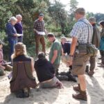 Deelnemers die meedoen aan een Workshop Wolvensporen gegeven door Weylin Tracking.