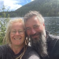 Foto van Erika en Catrinus samen in de natuur naast een meer.